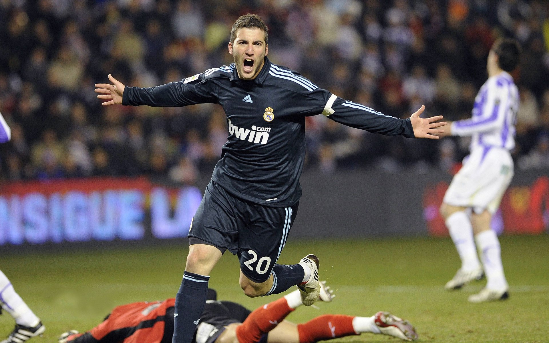 “意甲新秀突破瓶颈，表现抢眼引发热议”，意甲新球衣2021